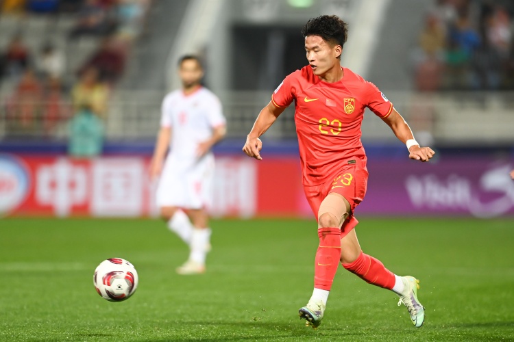 开云中国体育平台-国足2-2乌兹别克斯坦：林良铭造点+命中，塞鸟首发魏震两黄染红